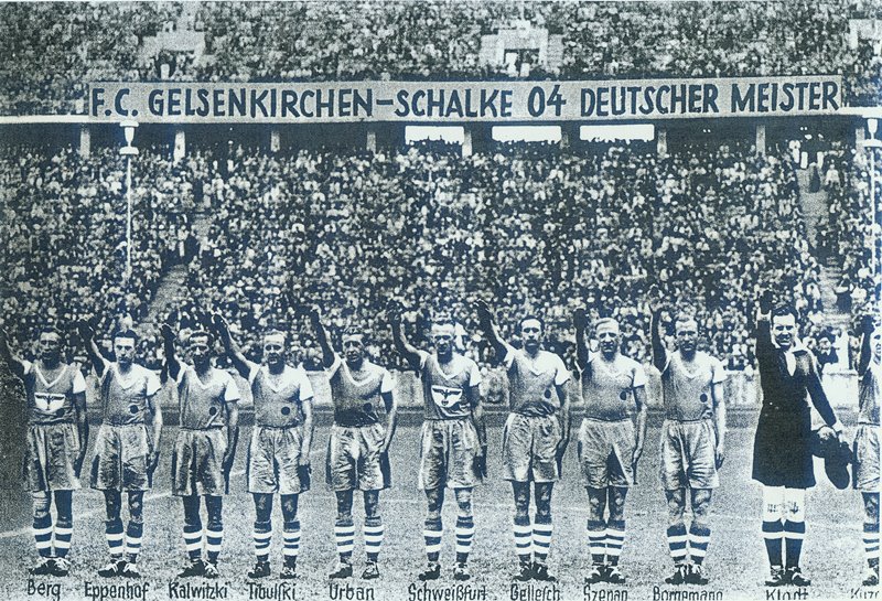 Die 'Knappen' feierten zwischen 1933 und 1945 mit sechs ihrer sieben deutschen Meistertitel ihre sportlich erfolgreichste Zeit. Die Nationalsozialisten nutzten die Schalker Erfolge fr ihre Propaganda und die Schalker lieen sich bereitwillig darauf ein. Adolf Hitler lie sich gerne mit den knigsblauen Spielern ablichten.